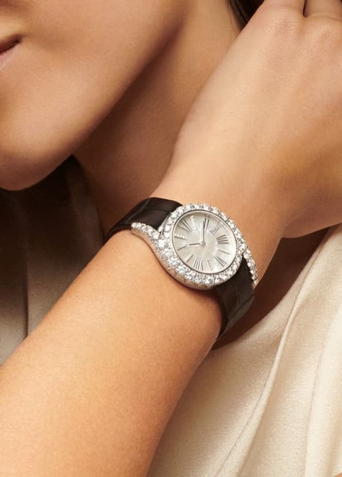 ساعات نسائية باللون الأسود مع فساتين الخريف السوداء