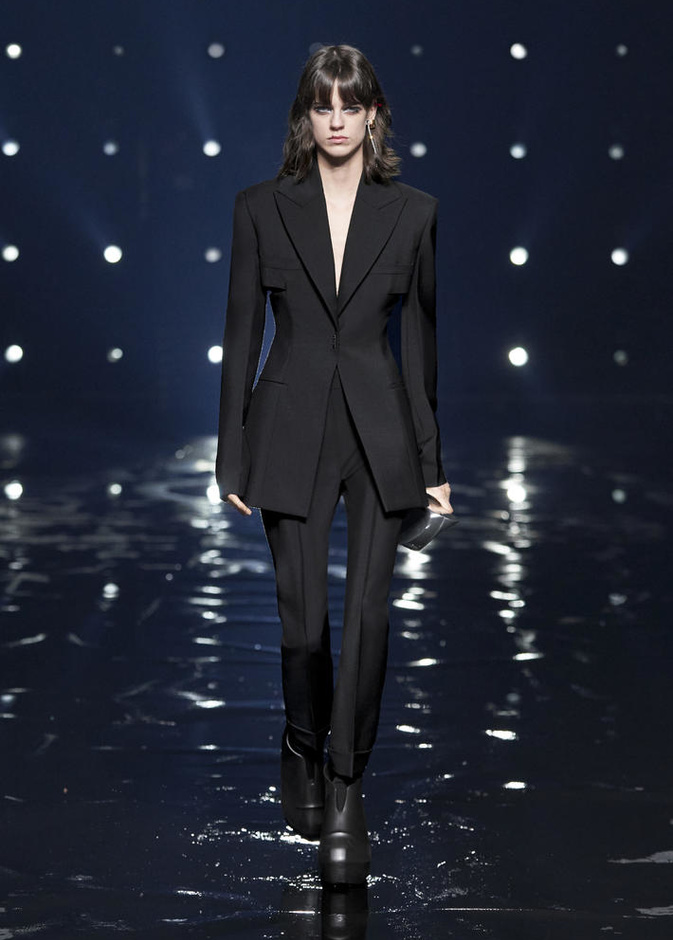 صيحات البدلات الرسمية السوداء البراقة  بأسلوب Alberta Ferretti