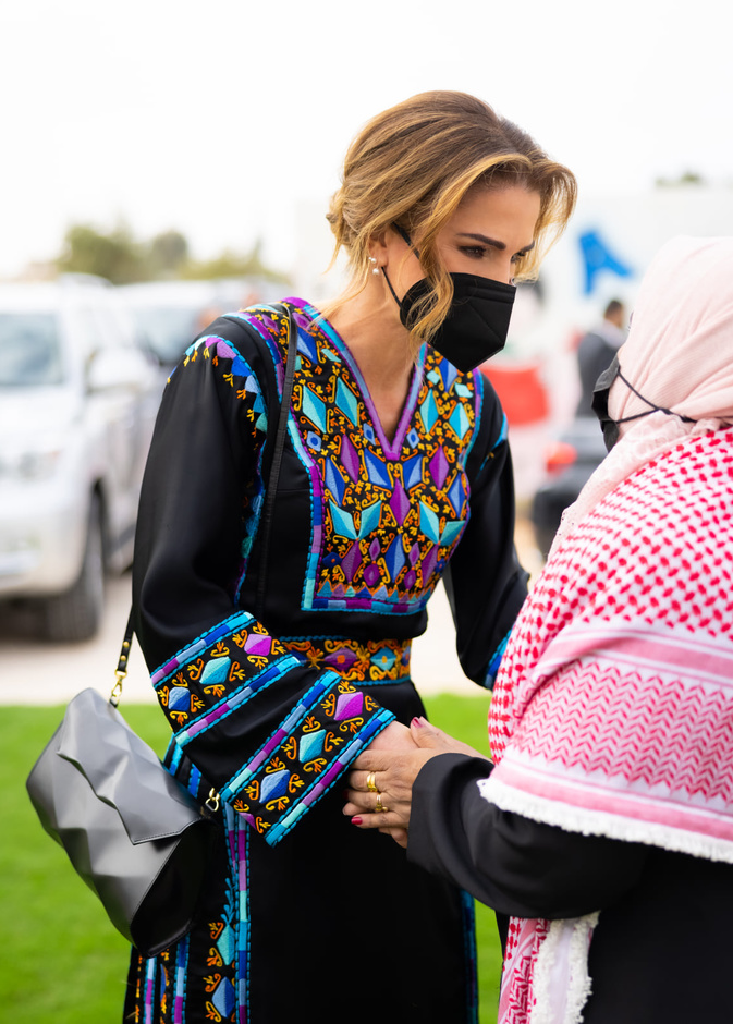 كرّمت الملكة التراث العربي بإطلالتها بالعباية السوداء المزيّنة بالرسمات الملوّنة