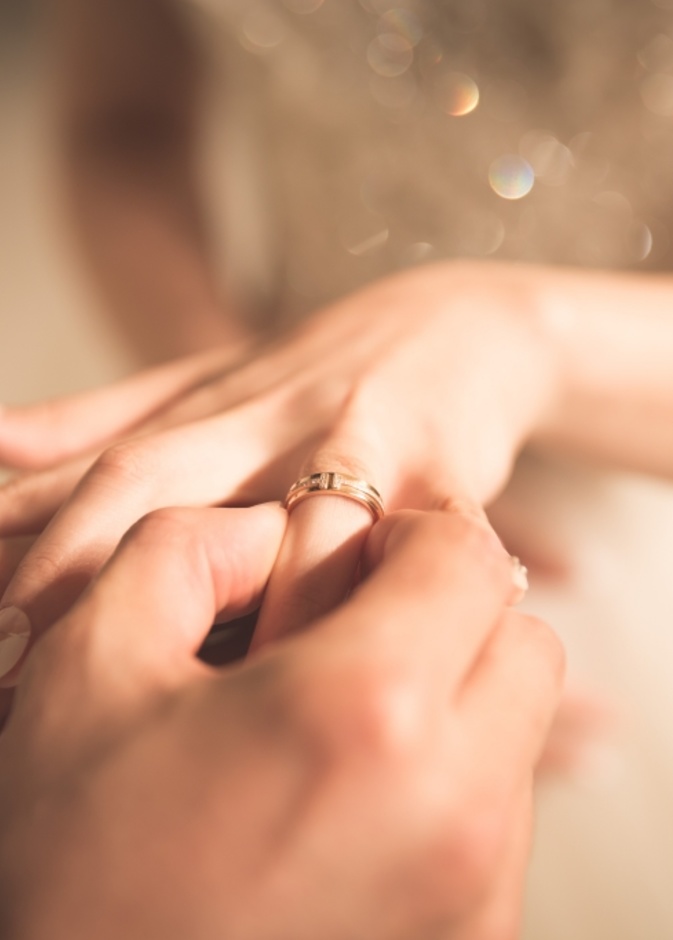 لماذا نضع خاتم الزواج وما هو سر وضعه في اليد اليسرى