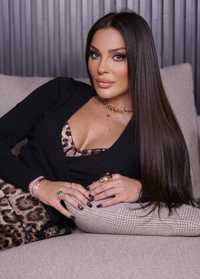 نادين نجيم بإطلالات مجوهرات نارية