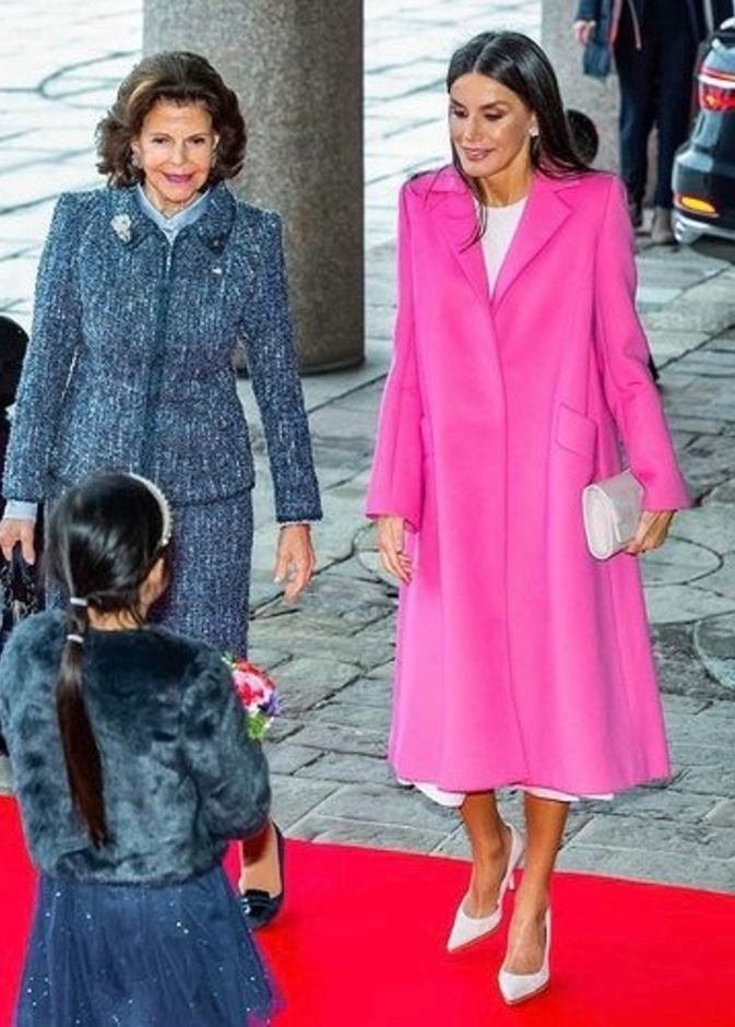 نسّقت الملكة ليتيزيا فوق فستانها الأبيض المعطف باللون الزهري