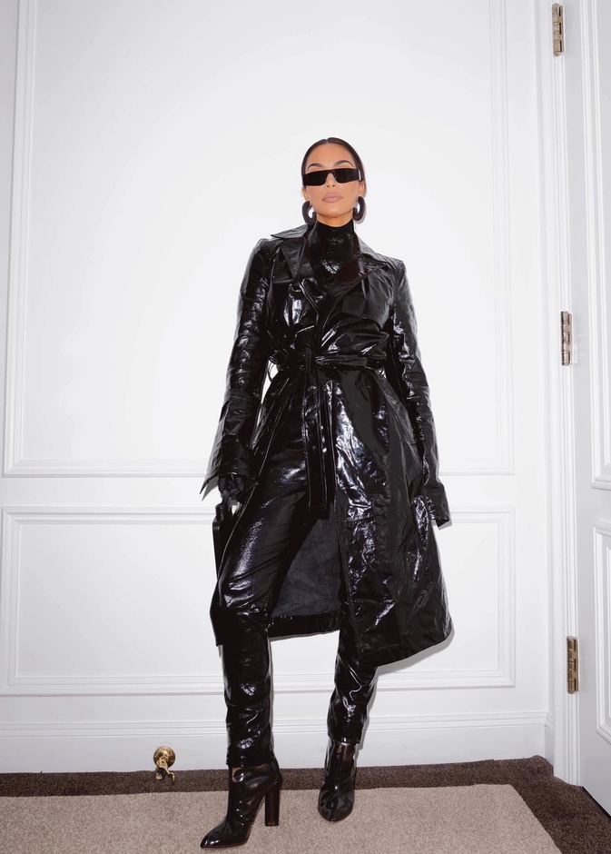 نسّقت جاكيت داستر معالتوب الجلد بقصة الياقة العالية البنطلون والجزمة ذات الساق العالية