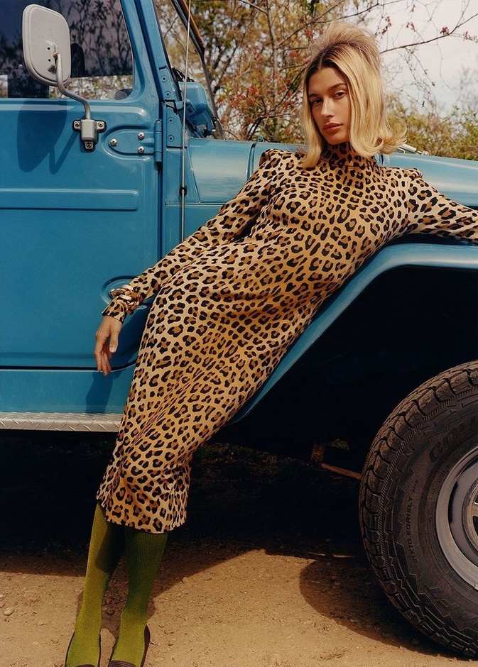 هايلي بيبر إختارت الفستان بنقشة الفهد وهو مناسب لفصلي الخريف والشتاء