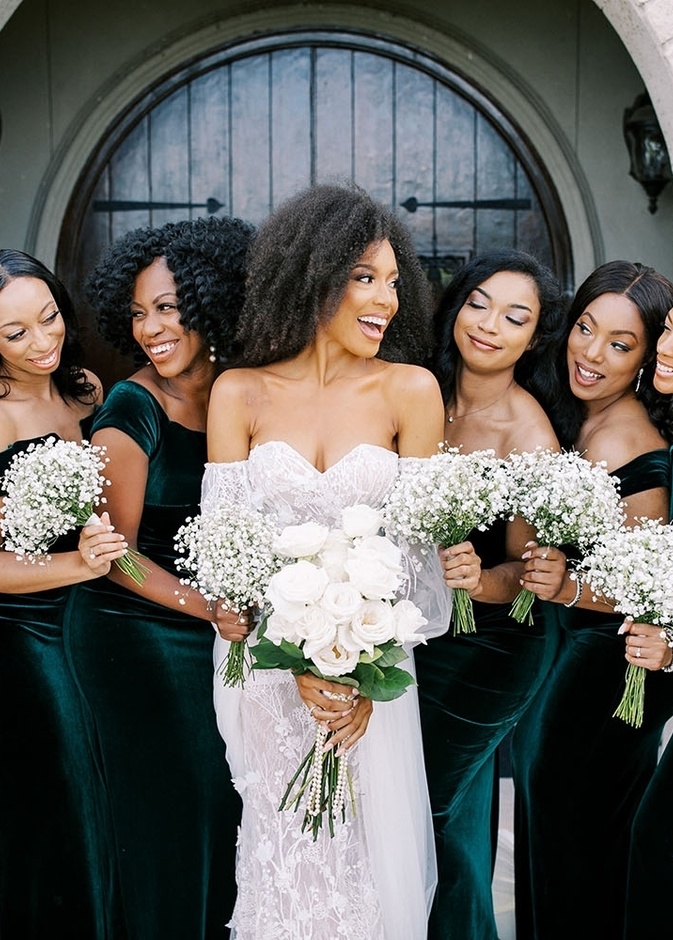 وصيفات شرف يتخلين عن أدوارهن بسبب مطالب العروس المكلفة من على الانستجرام