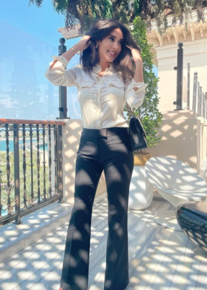 أساليب منوعة لتنسيق البنطلون الأسود على طريقة النجمات 