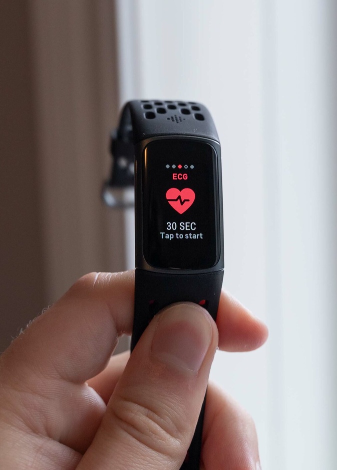 فيتبيت تطرح تطبيق ECG عبر  جهازها الجديد Charge 5