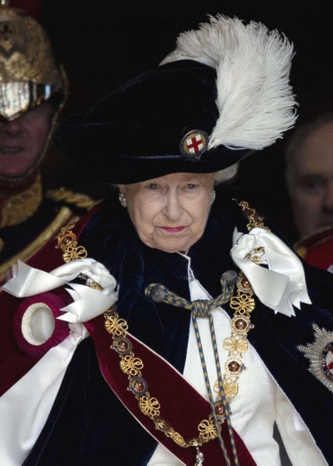 هل يمكن أن تتنازل ملكة بريطانيا عن العرش لوريثها الأمير تشارلز؟