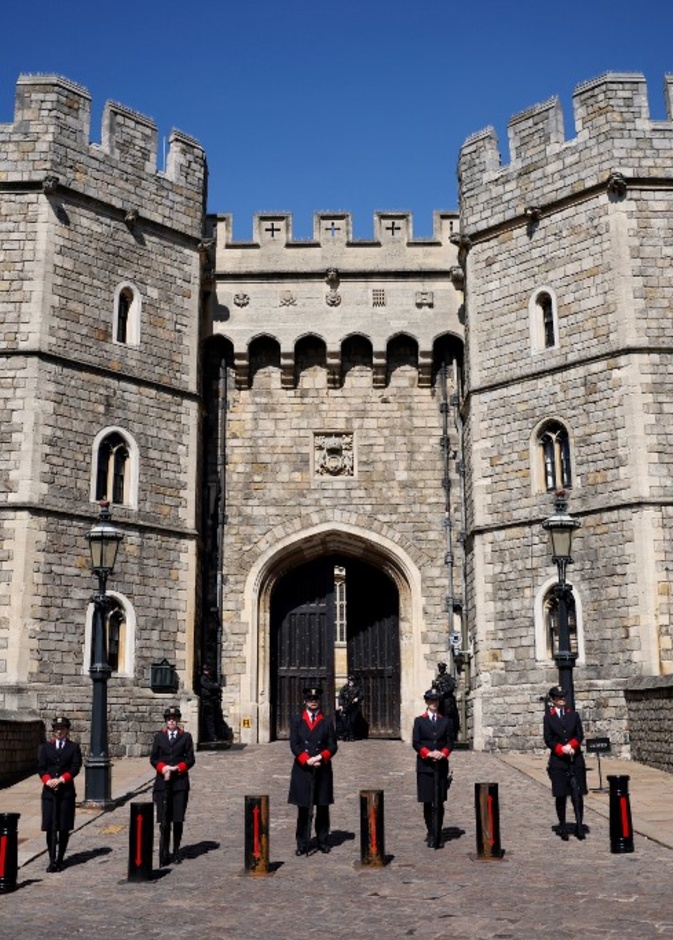 كم من الوقت يقضيه صانع الساعات في وندسور لضبط 1500 ساعة بمناسبة التوقيت الشتوي؟