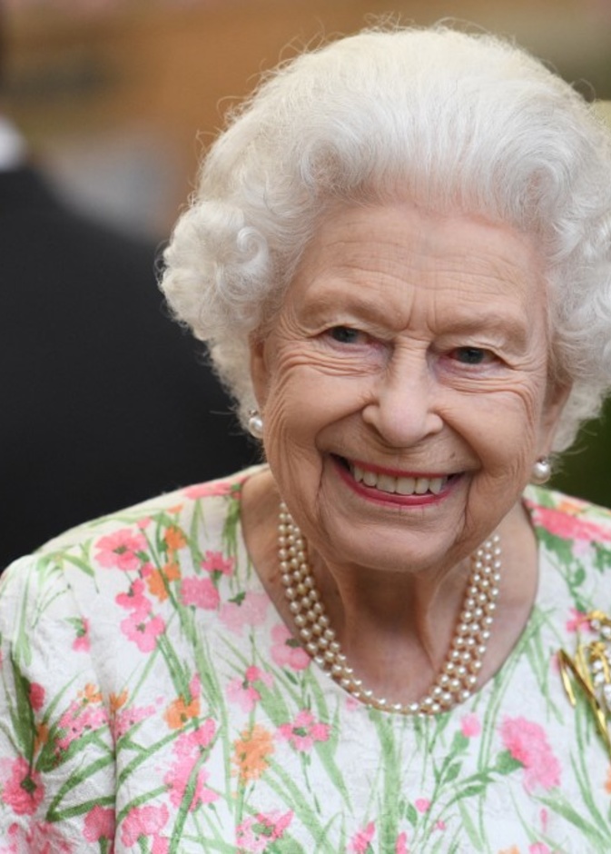 من هم مستشارو الملكة إليزابيث الثانية من أفراد عائلتها؟