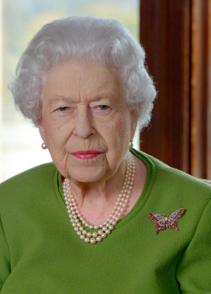 ببروش من الألماس والياقوت.. ملكة بريطانيا تقدم تحية خاصة لزوجها الراحل في قمة المناخ