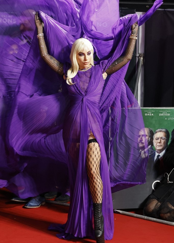صور إطلالات ليدي غاغا بالفستان البنفسجي