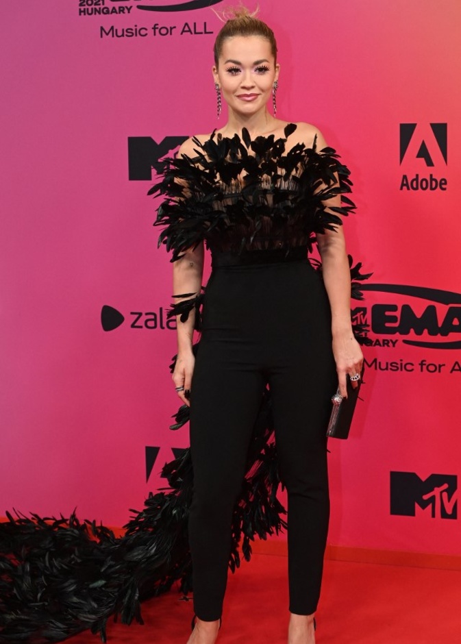 صور ريتا اورا تتألق بتصميم أسود فاخر بتوقيع مصمم لبناني 