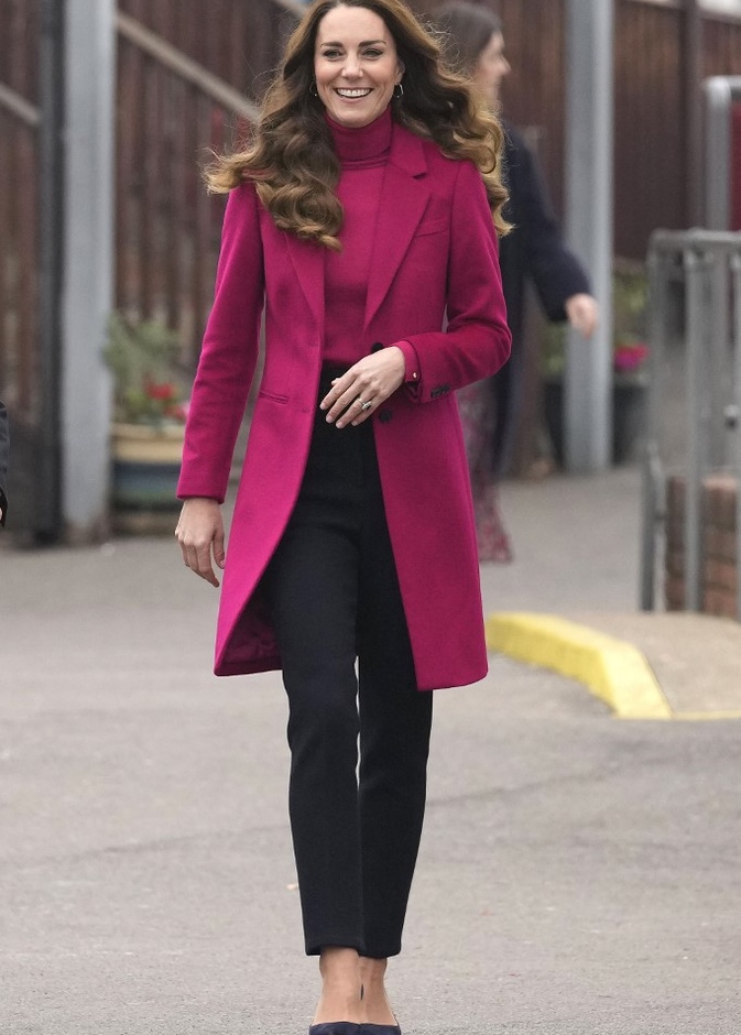 صور إطلالة كيت ميدلتون شتوية بموضة المعطف البنفسجي
