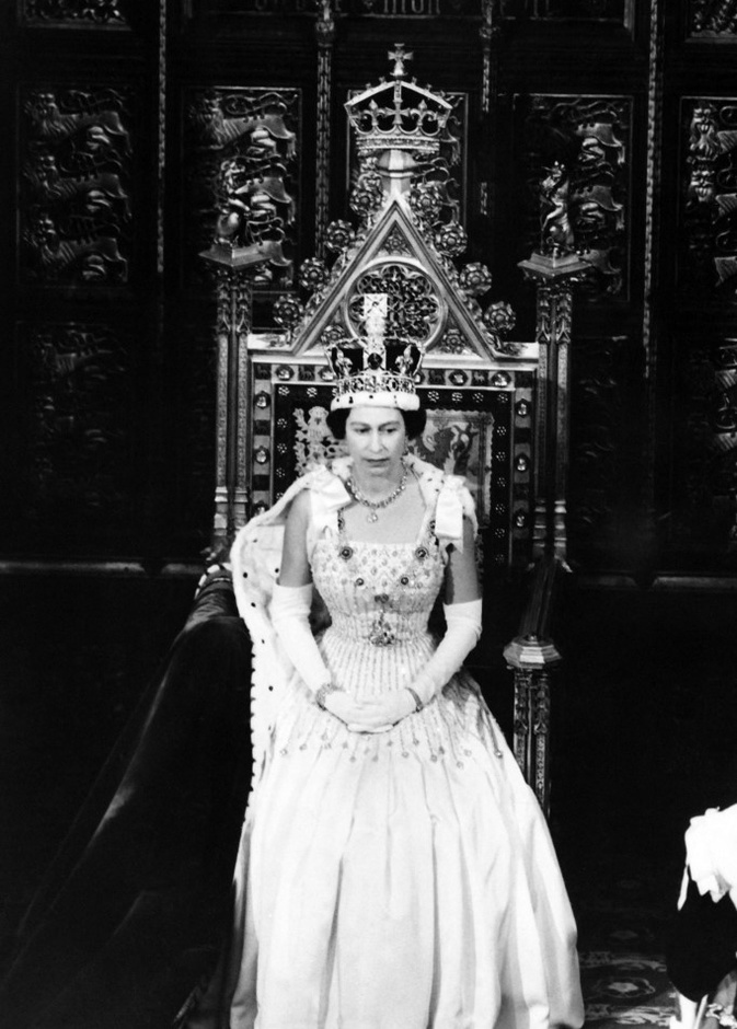 قصة مثيرة للتاج الامبراطوري الضخم للملكة اليزابيث