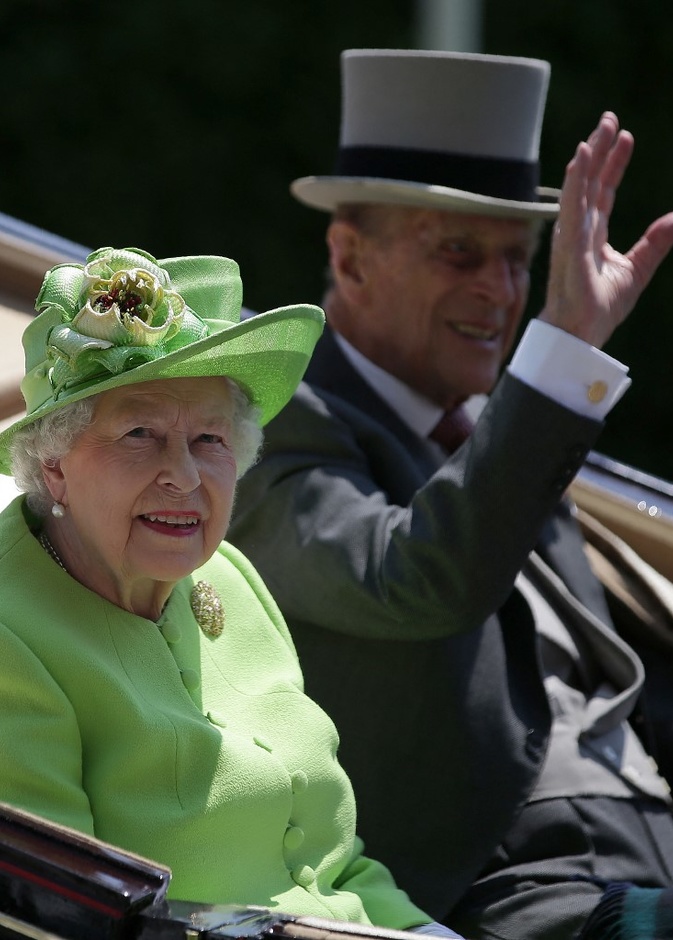 الأمير فيليب تٌغلق وصيته وتحفظ مع 30 شخص من أفراد العائلة المالكة البريطانية