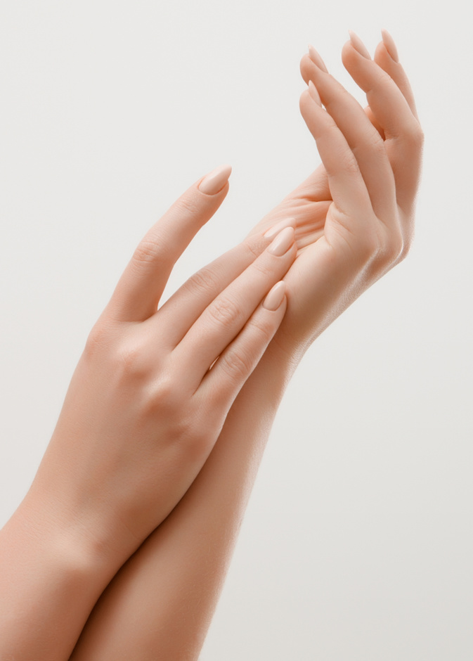 خلطات طبيعية لإخفاء البقع الداكنة من اليدين وتقشيرها