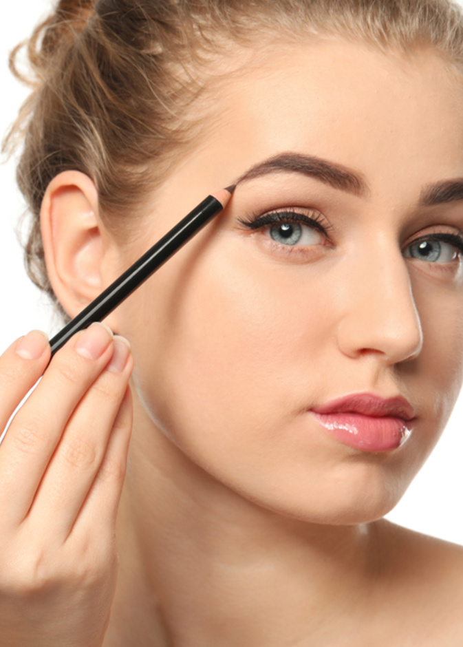 4 حيل مكياج بسيطة تساعدك في الحصول على حواجب كثيفة