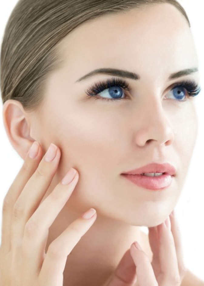 طرق طبيعية للحصول على رموش طويلة كالنجمات