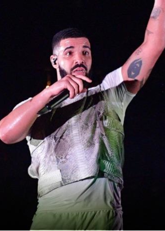 دريك ينفق مليون دولار في أحد النوادي الليلية عقب مأساة حفل ترافيس سكوت