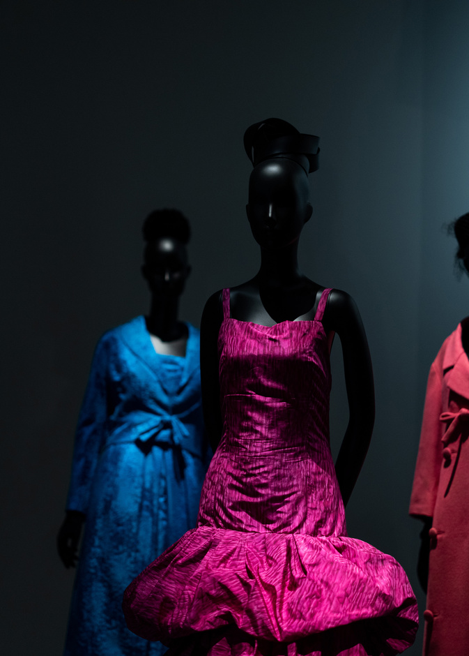 متاحف قطر تقدم حاليا تصاميم كريستيان ديور  و حتى 31 مارس 2022