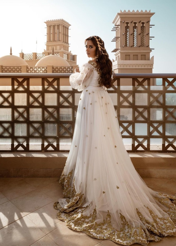 بلقيس بفستان ابيض مطرظ بالذهبي 