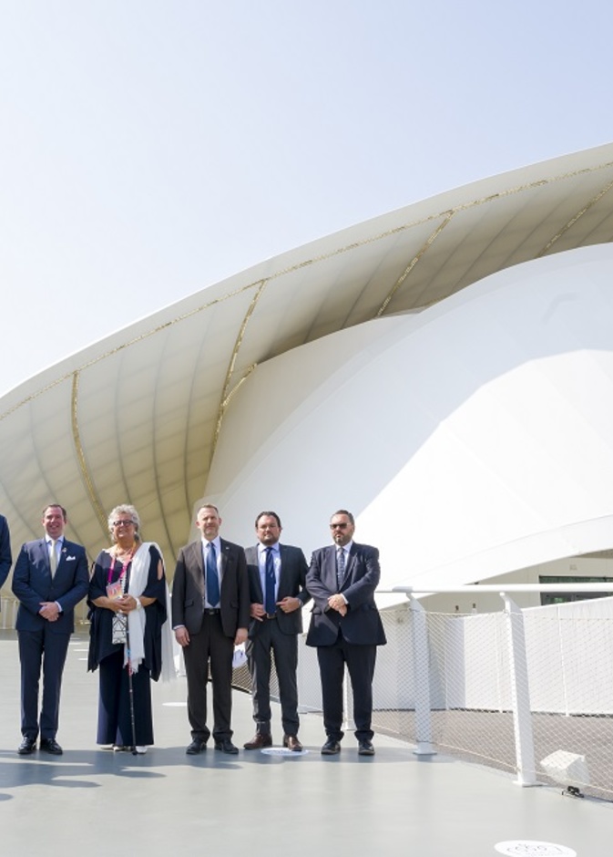 صاحب السمو الملكي وريث دوق لوكسمبورغ متوسطاً أفراد البعثة أمام جناح بلادهم في إكسبو دبي 2020. حقوق النشر: SIP / JC Verhaegen