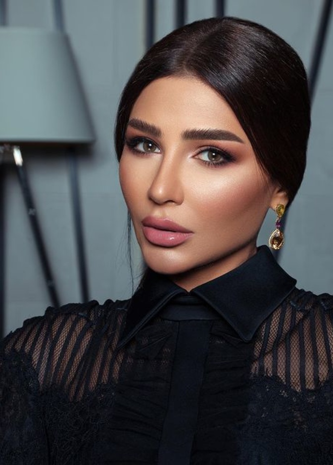 مكياج مثالي بأسلوب مهيرة عبد العزيز للإحتفال باليوم الوطني الإماراتي