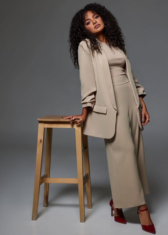 إطلالة باللّون الأبيض في برنامج "بوليفارد المواهب"