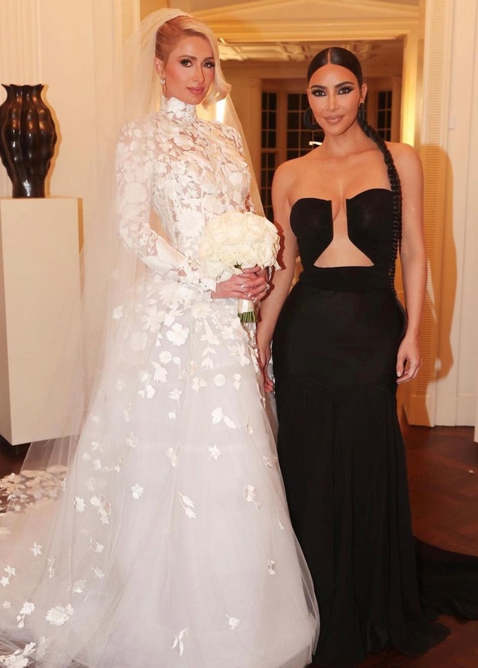 كيم كارداشيان إختارت لوكاً أنيقاً وعصرياً على حد سواء