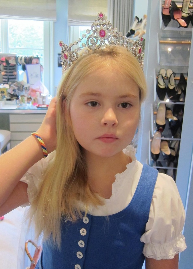 بتاج والداتها الماسي.. صورة طريفة لابنة ملكة هولندا في سن صغير