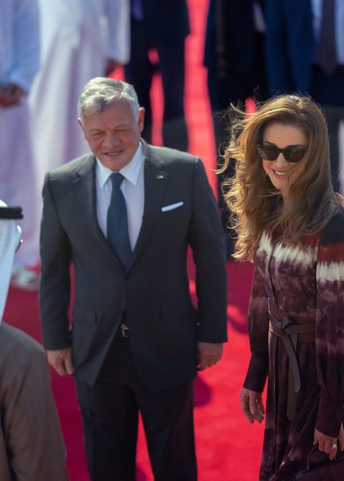 الملكة رانيا بفستان بصيحة Tie dye خلال زيارتها الأخيرة إلى أبوظبي