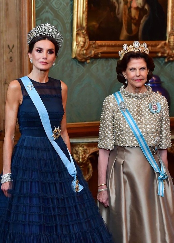 الملكة ليتيزيا والملكة سيلفيا يتألقان بتيجان العائلة المالكة الفاخرة