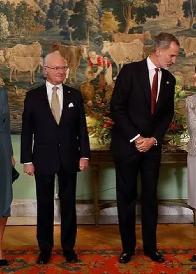 موقف محرج لملكة إسبانيا يكشف عن محتويات حقيبة يدها