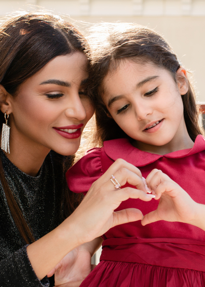 أول تشكيلة للأزياء من NEXT مع مهيرة وابنتها يسمة، تحتفل باحتفالات نهاية السنة في الشرق الأوسط