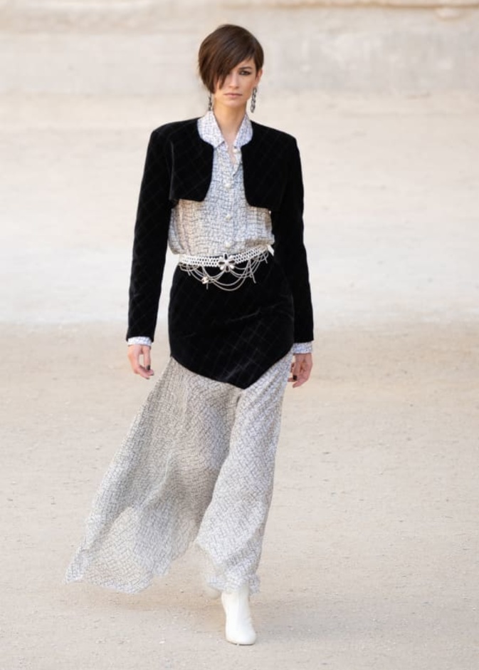 شانيل تحيي موضة الريش والشبك في مجموعة كروز 2021-2022