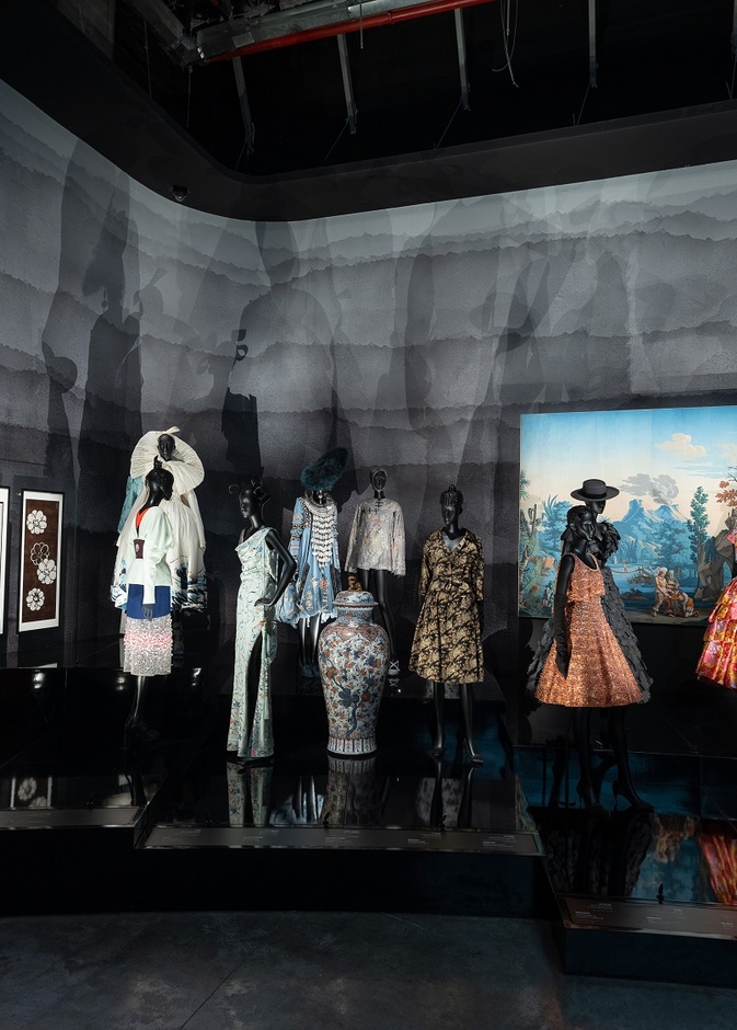 افتتاح معرض "كريستيان ديور مصمم الأحلام" في الدوحة  - تصوير: Daniel Sims