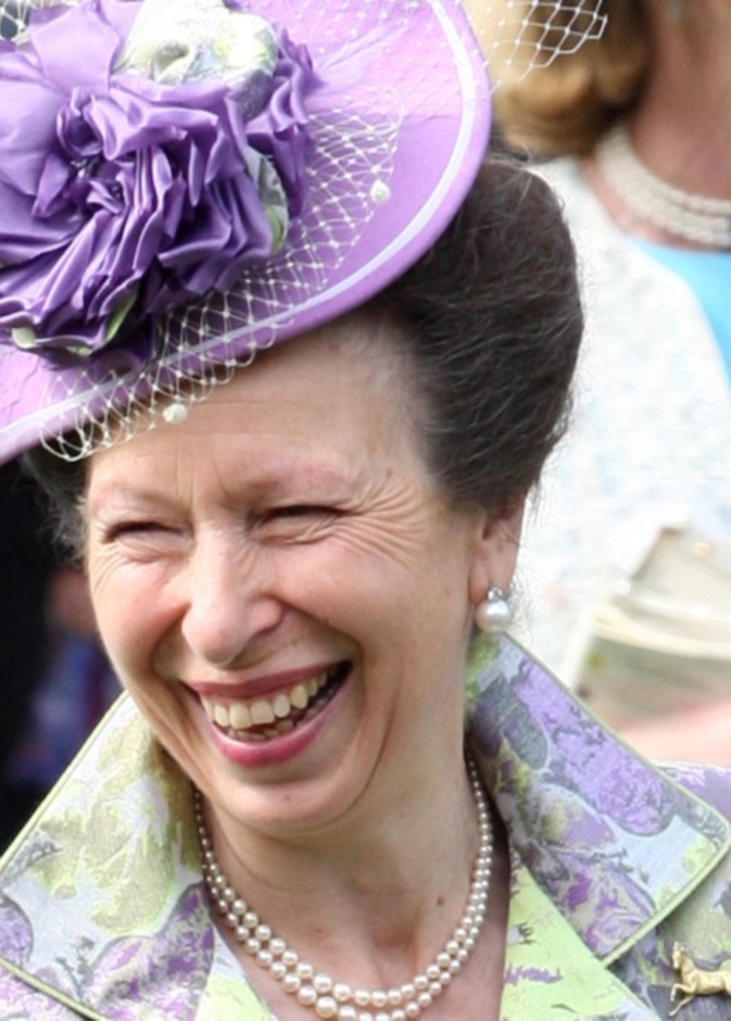 الأميرة آن تضحك من ثناء طفل وصفها بالجميلة والجذابة