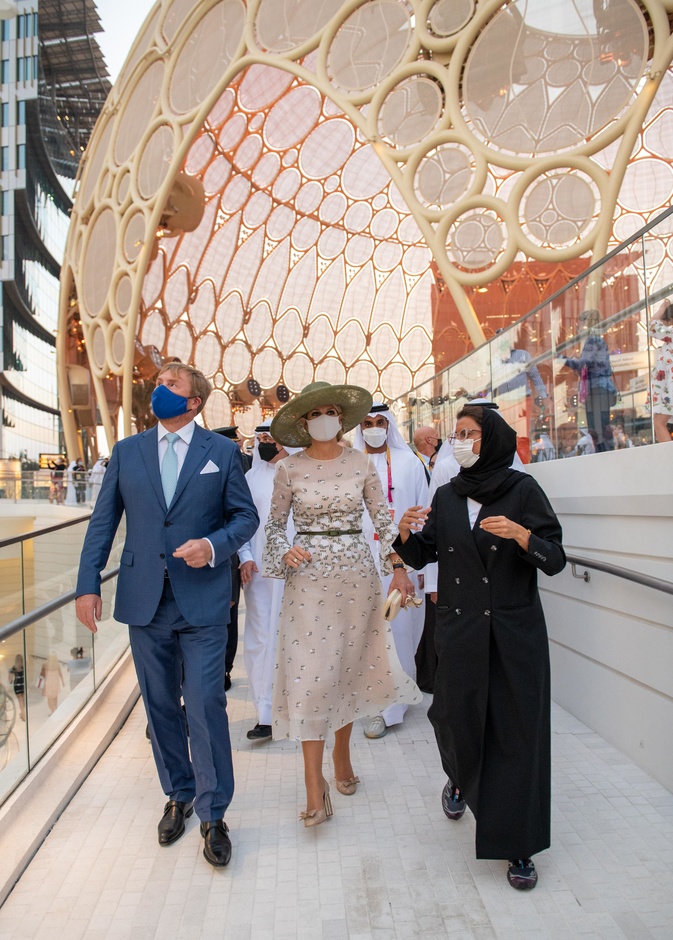 صور ملكة هولندا تعيد ارتداء فستانها للمرة الرابعة خلال زيارتها لإكسبو 2020 دبي