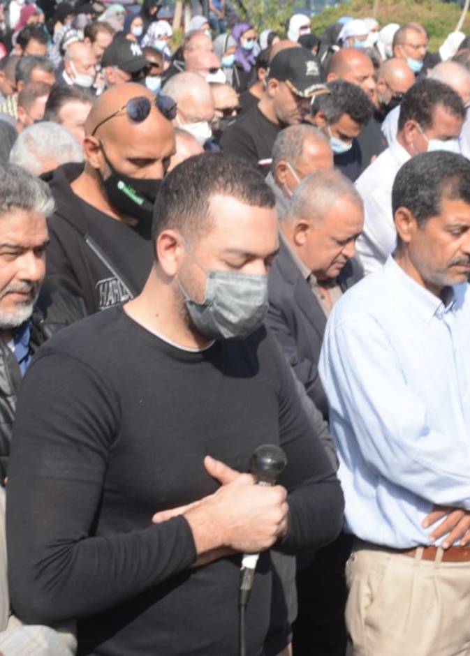 معز مسعود يؤم المصلين