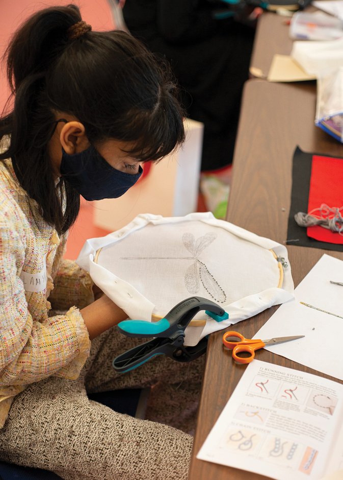  Alexander McQueen تدعم الشباب الراغبين بدخول عالم الفنون والتصميم