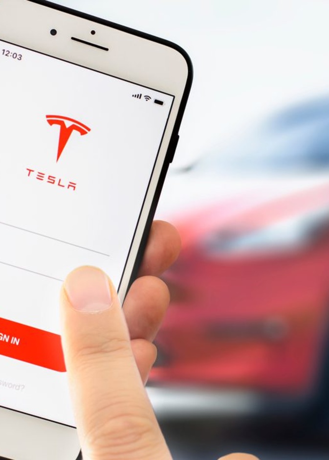 تطبيق تيسلا يعود للعمل وإيلون ماسك يعتذر