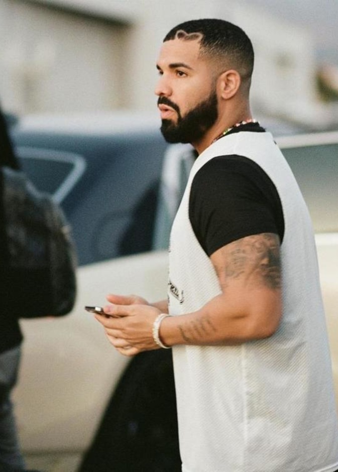 أول تعليق من دريك حول الحادث الأليم بعد أدائه في حفل ترافيس سكوت 