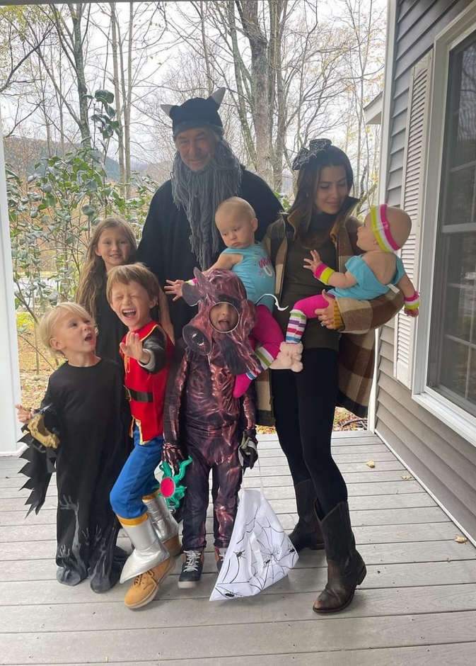 أليك بالدوين مع عائلته