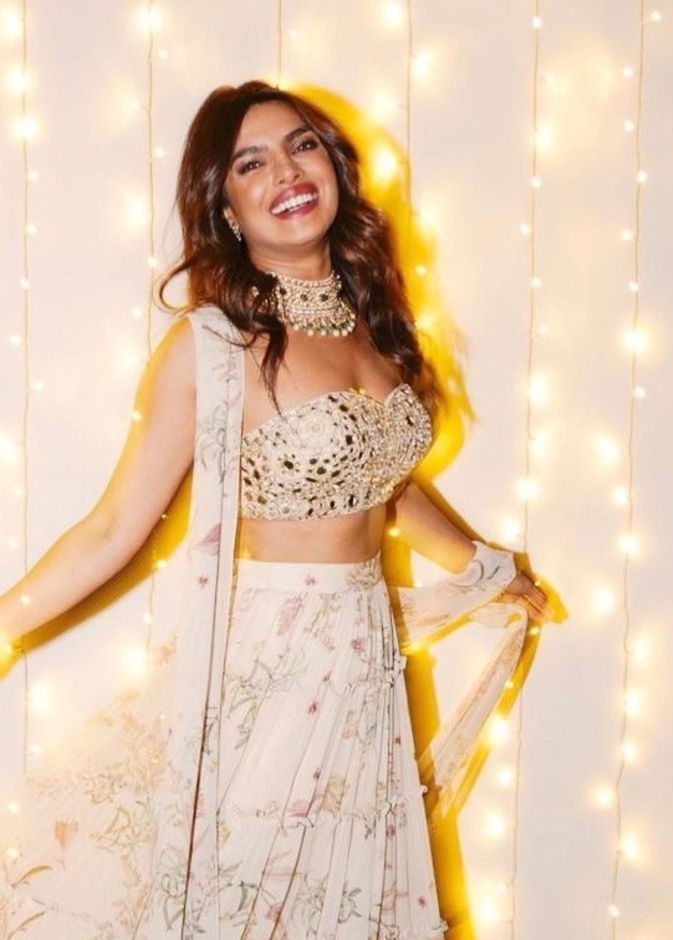 بريانكا شوبرا تتألق بإطلالة لافتة من وحي التراث الهندي في أحدث ظهور لها