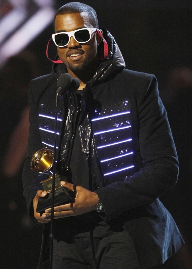 كاني ويست يبادر بالمصالحة مع دريك ويدعوه للغناء معه في حفلاته القادمة