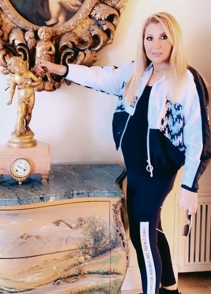 إطلالات رياضية أنيقة من وحي النجمات فوق الخمسين