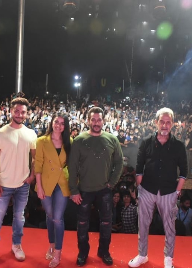 مشاهير في العرض الأول لأحدث أفلام سلمان خان وآيوش شارما