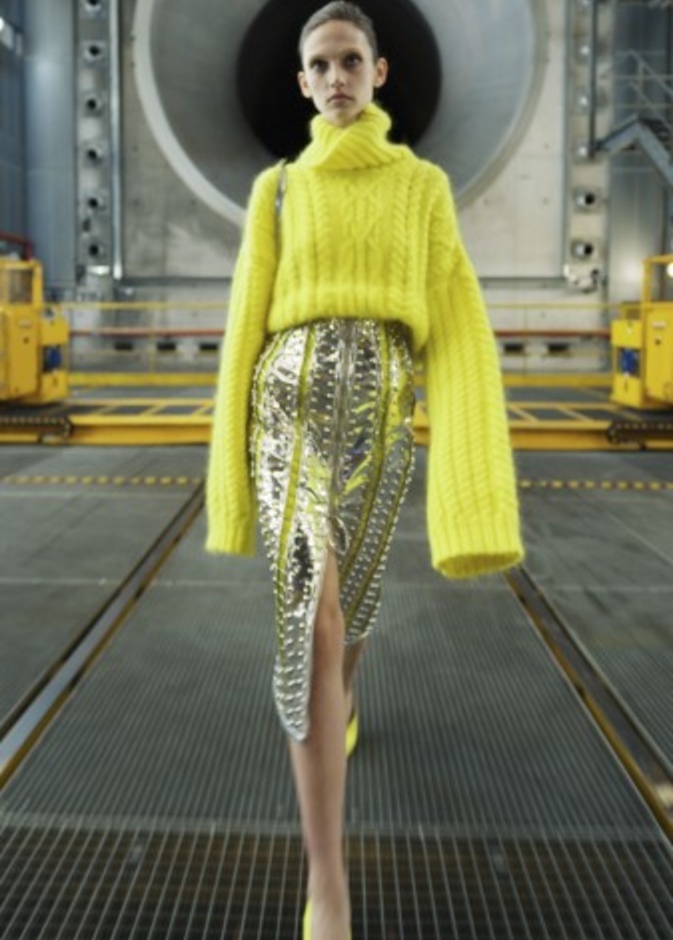 تنسيق البلايز بياقة عالية- بلوزة صفراء بياقةٍ عالية من Balmain