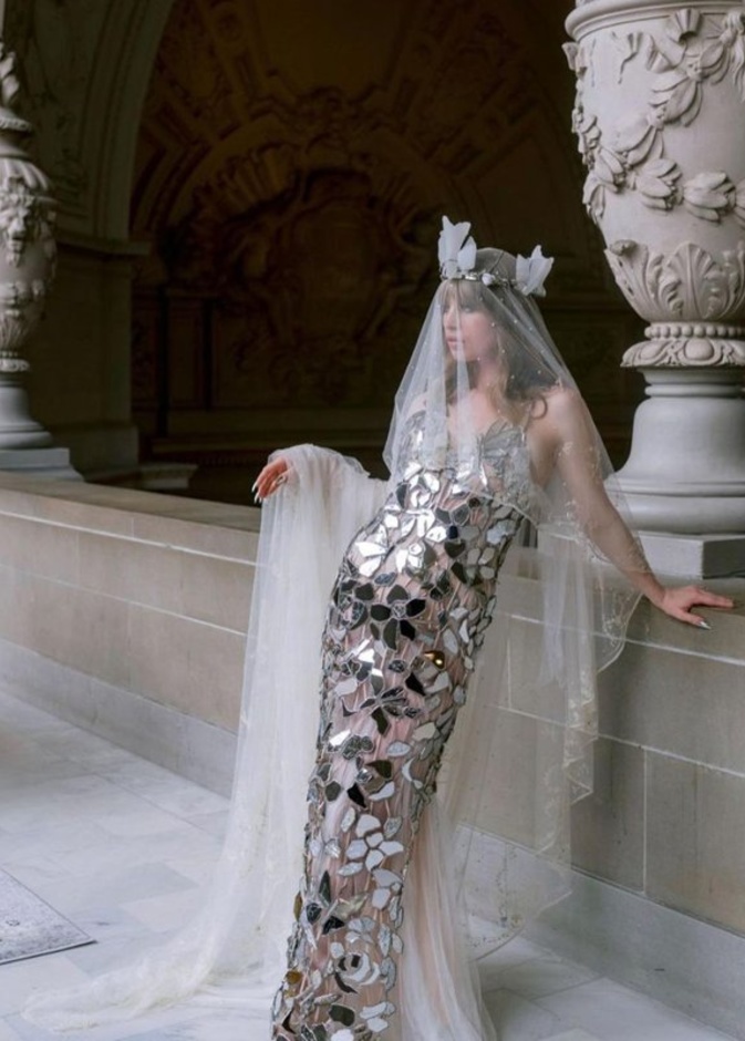 الثرية الأمريكية آيفي جيتي تتزوج بفستان مزين بالمرايا